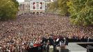 U.S. President Barack Obama speaks to an estimated crowd of 30,000 at a campaign rally in Madison, Wisconsin October 4, 2012. REUTERS/Kevin Lamarque (UNITED STATES - Tags: POLITICS ELECTIONS USA PRESIDENTIAL ELECTION) Published: Říj. 4, 2012, 9:40 odp.