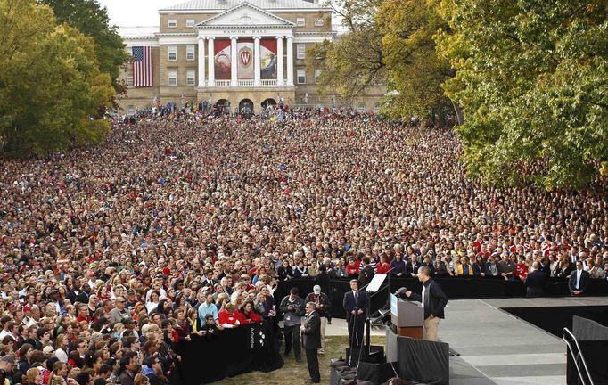 U.S. President Barack Obama speaks to an estimated crowd of 30,000 at a campaign rally in Madison, Wisconsin October 4, 2012. REUTERS/Kevin Lamarque (UNITED STATES - Tags: POLITICS ELECTIONS USA PRESIDENTIAL ELECTION) Published: Říj. 4, 2012, 9:40 odp.