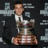 Hokejový útočník Bostonu Bruins Patrice Bergeron pózuje se Selke Trophy během předávání trofejí NHL v Las Vegas za sezónu 2011/12