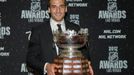 Hokejový útočník Bostonu Bruins Patrice Bergeron pózuje se Selke Trophy během předávání trofejí NHL v Las Vegas za sezónu 2011/12.