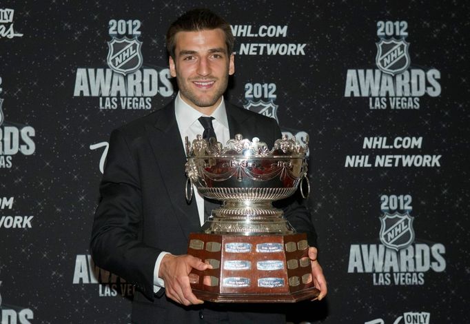 Hokejový útočník Bostonu Bruins Patrice Bergeron pózuje se Selke Trophy během předávání trofejí NHL v Las Vegas za sezónu 2011/12.