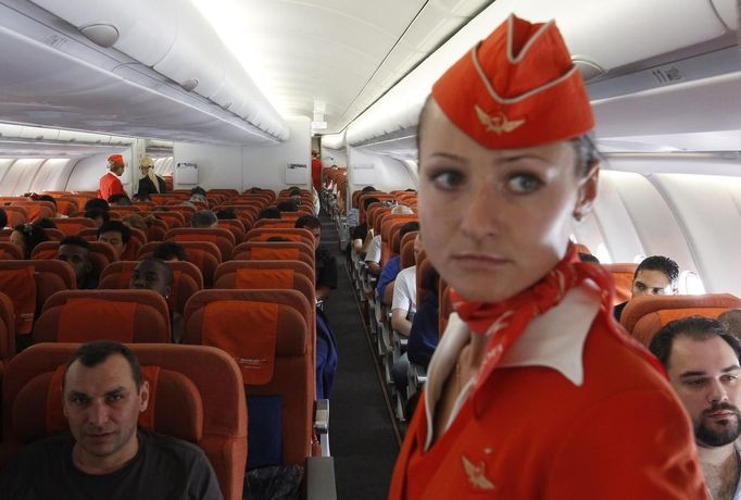 People sit onboard an Aeroflot Airbus A330 plane heading to the Cuban capital Havana at Moscow's Sheremetyevo airport June 27, 2013. Former U.S. spy agency contractor Edward Snowden was believed to still be at a Moscow airport on Thursday and officials said he had not booked a flight out despite pressure from Russian President Vladimir Putin to leave. REUTERS/Maxim Shemetov (RUSSIA - Tags: POLITICS SOCIETY TRANSPORT) Published: Čer. 27, 2013, 10:28 dop.