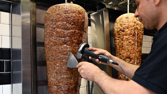 V případě, že by Evropská unie přijala tureckou žádost, tak by příprava či servírování döner kebabů musely dodržovat registrované postupy.