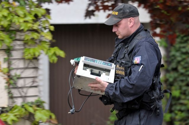 Policista přináší počítačku na peníze do domu hejtmana a poslance ČSSD Davida Ratha