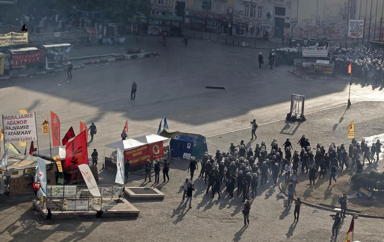 Turecko - Istanbul - Taksimské náměstí - policie - zásah