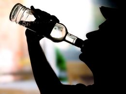 Ilustrační snímek / Alkohol / Pití / Muž / Láhev / Tvrdý alkohol / Vodka / Pálenka / Alkoholismus / Zdraví