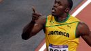 Jamajský sprinter Usain Bolt se raduje z vítězství ve finále na 100 metrů během OH 2012 v Londýně.