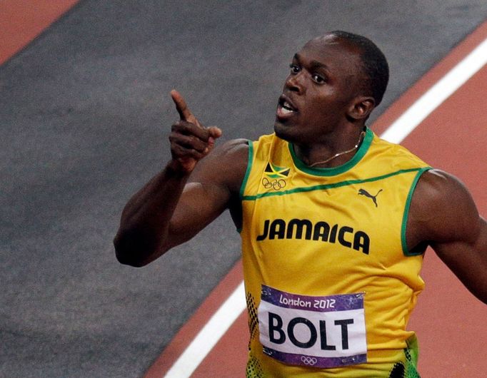 Jamajský sprinter Usain Bolt se raduje z vítězství ve finále na 100 metrů během OH 2012 v Londýně.