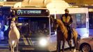 Mounted Spanish National Police officers escort a municipal bus as it leaves depots at the start of a general strike in Madrid November 14, 2012. Spanish and Portuguese workers will stage the first coordinated general strike across the Iberian Peninsula on Wednesday, shutting transport, grounding flights and closing schools to protest against spending cuts and tax hikes. REUTERS/Sergio Perez (SPAIN - Tags: POLITICS BUSINESS EMPLOYMENT CIVIL UNREST) Published: Lis. 14, 2012, 5:14 dop.