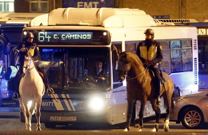 Mounted Spanish National Police officers escort a municipal bus as it leaves depots at the start of a general strike in Madrid November 14, 2012. Spanish and Portuguese workers will stage the first coordinated general strike across the Iberian Peninsula on Wednesday, shutting transport, grounding flights and closing schools to protest against spending cuts and tax hikes. REUTERS/Sergio Perez (SPAIN - Tags: POLITICS BUSINESS EMPLOYMENT CIVIL UNREST) Published: Lis. 14, 2012, 5:14 dop.