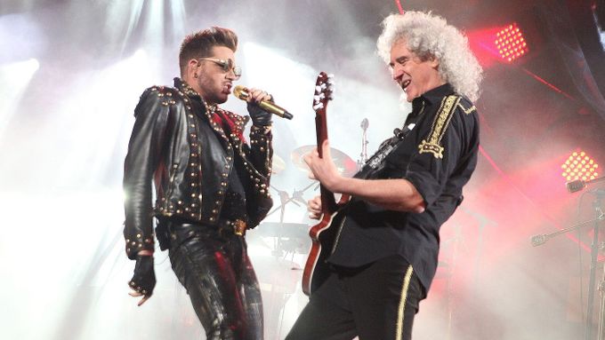 Kytarista Brian May a zpěvák Adam Lambert. Queen vyrážejí na turné.