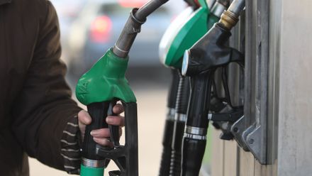 Benzin a nafta budou ještě levnější, hranice u naturalu je 25 korun za litr, tvrdí odborník