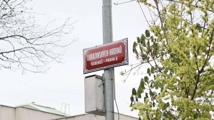 Ukrajinských hrdinů. Praha přejmenovala část ulice Korunovační u ruské ambasády; Zdroj foto: Jakub Plíhal