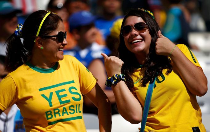 Fans wait before the 2014 World Cup Group H soccer match between Belgium and Algeria at the Mineirao stadium in Belo Horizonte June 17, 2014. REUTERS/Michael Dalder (BRAZ