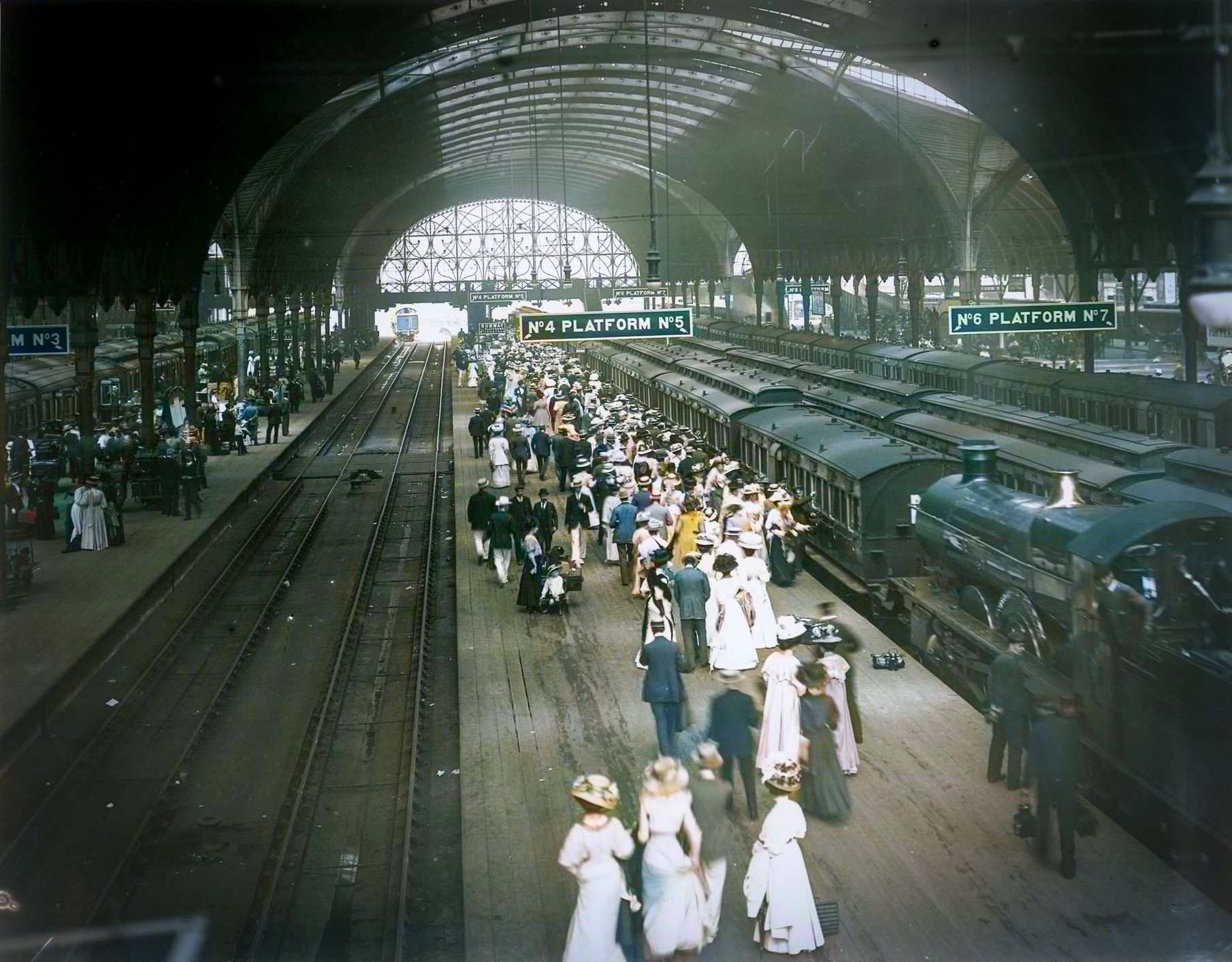 Tenkrát na železnici. Dým, pára a nostalgie: Kolorované poklady z kolejí dávných časů, železnice, historie, výročí, Magazín, kolorované fotografie