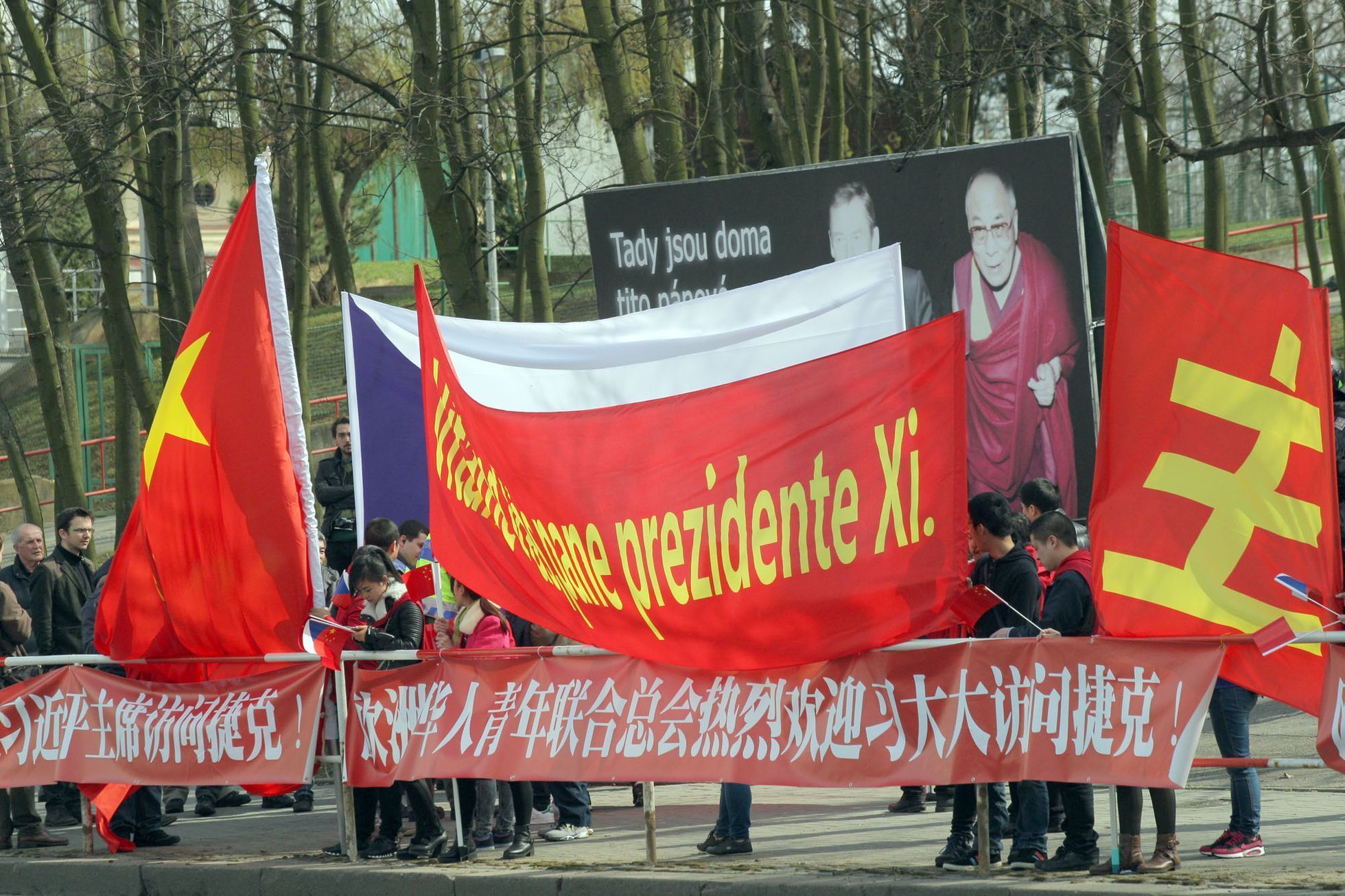 Rvačka mezi čínskými a tibetskými vlajkonošemi