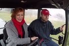 Na návštěvě v brněnském Zetoru redaktorka řídila tři traktory. Legálně, má na ně řidičák