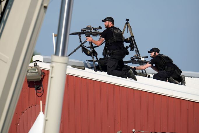 Policejní sniper okamžitě po výstřelu palbu opětoval.