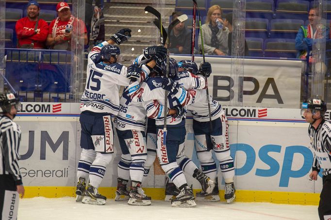 33. kolo hokejové Tipsport extraligy, Vítkovice - Třinec: Vítkovičtí hokejisté se radují ze vstřeleného gólu.