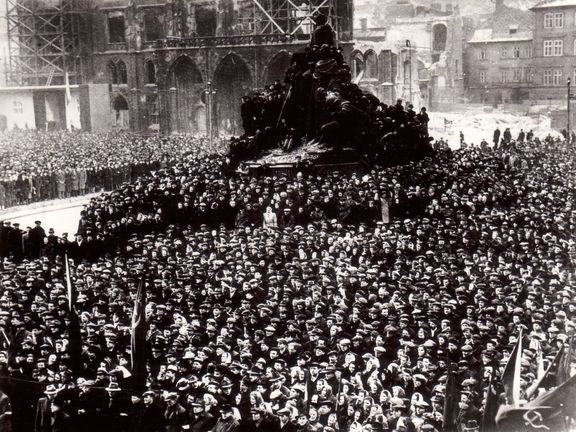 Dav na Staroměstském náměstí 21. února 1948.