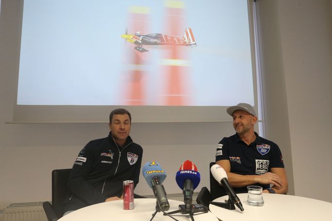 Letečtí akrobati Martin Šonka a Petr Kopfstein, TK před sezonou 2019 Red Bull Air Race