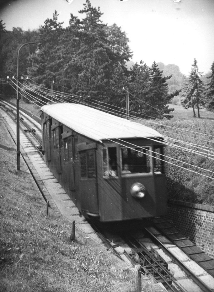 Archivní fotografie z historie lanové dráhy na Petřín. Nedatováno