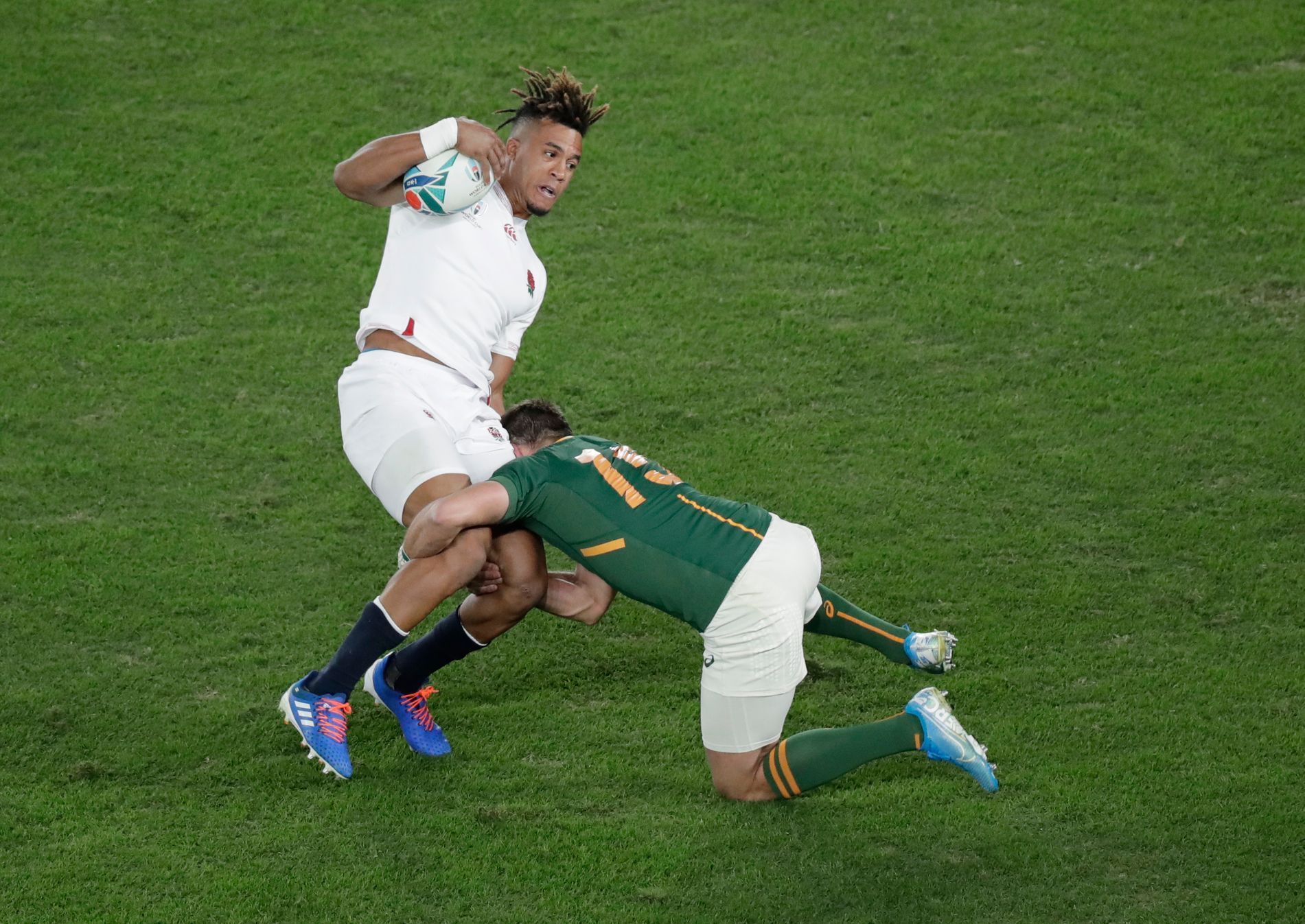 Anthony Watson a Willie le Roux ve finále MS 2019 Anglie - Jihoafrická republika