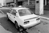 Jestli v 60. a 70. letech to byla "embéčka" a "stovky", od druhé poloviny 70. let a hlavně pak v 80. letech se výrazně rozšířily jako taxíky i Škody 120, poslední vývojová verze mladoboleslavských automobilů s koncepcí "vše vzadu". Tady v roce 1985 před budovou Československé televize.