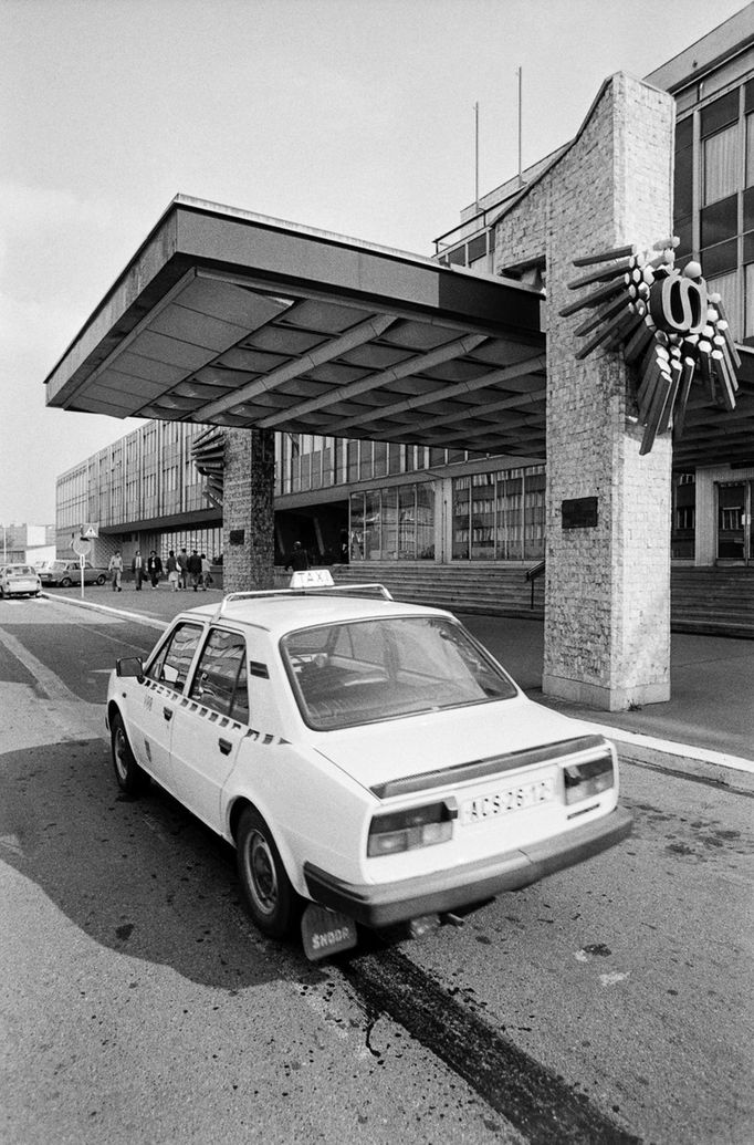 Dobové snímky z historie tuzemské taxislužby.