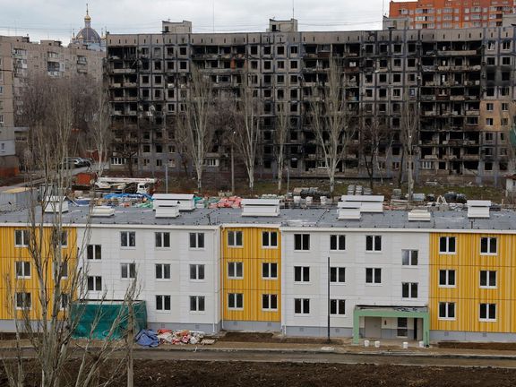 Pohled na nově postavený bytový dům v Mariupolu na Ukrajině kontrolované Ruskem.