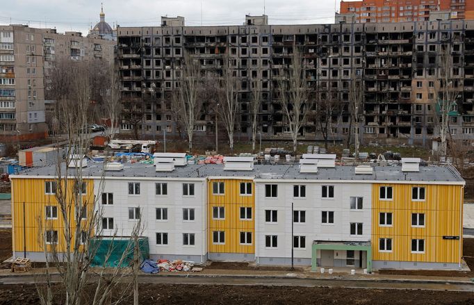 Pohled na nově postavený bytový dům v Mariupolu na Ukrajině kontrolované Ruskem.