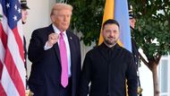 ... a krátce zapózovali novinářům, přičemž Trump ukázal obvyklé gesto síly.