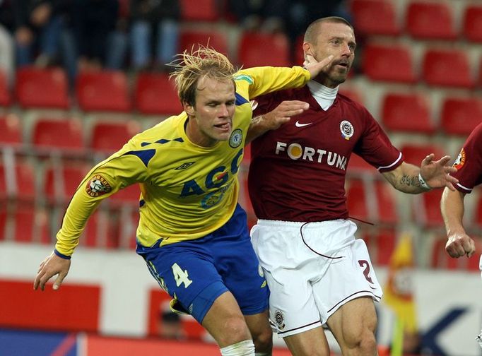 Teplický Martin Klein v souboji s Tomášem Řepkou.