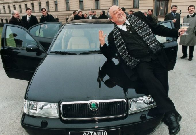 To je fáro, co?... Místopředseda vlády Egon Lánský se raduje z nákupu nových automobilů Octavia pro vládu, 20.1.1999.