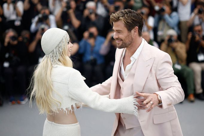 Anya Taylor-Joy a Chris Hemsworth na premiéře filmu Furiosa: Sága Šíleného Maxe.