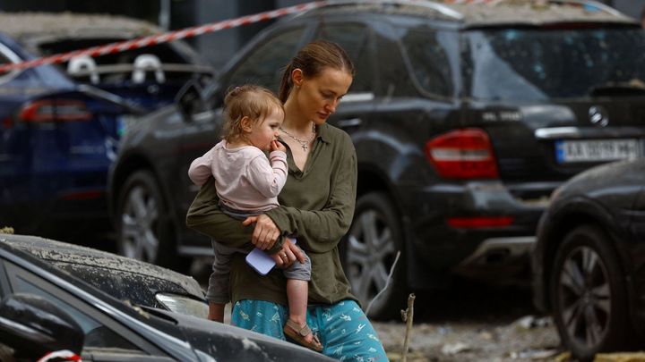Ruští vojáci si z nich dělali služky. Znásilněným Ukrajinkám pomáhají i Češi