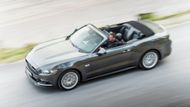 Pátý důvod: Vyhoví i příznivcům pohodové jízdy. Pro ty je především určena o sto tisíc dražší verze Convertible, jak se v řeči Fordu označuje kabriolet. Střechu skládají a natahují elektromotory, trvá jim to něco málo přes deset sekund.