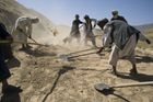 Podle Světové banky, která sledovala příliv pomoci od roku 2002, si Afghánistán udržoval rychlý hospodářský růst a zlepšování důležitých sociálních ukazatelů po více než deset let. Pak ale přišel pokles.