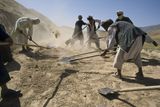 Podle Světové banky, která sledovala příliv pomoci od roku 2002, si Afghánistán udržoval rychlý hospodářský růst a zlepšování důležitých sociálních ukazatelů po více než deset let. Pak ale přišel pokles.