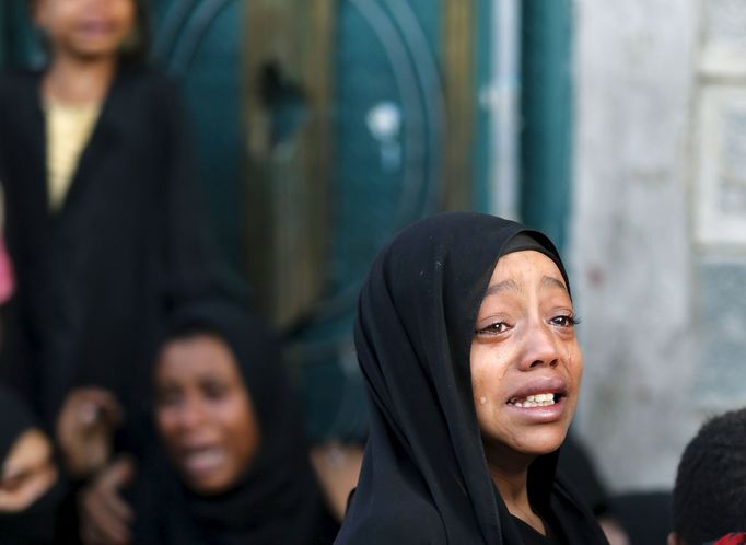 A girl cries after her father was killed by a Saudi-led air strike in Yemen's capital Sanaa July 13, 2015. Saudi-led air raids killed 21 civilians in Yemen's capital Sana