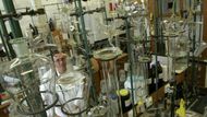 Jedna z laboratoří, kde se polymery "vaří". Postup přípravy malého množství pro výzkumné účely je něco úplně jiného něž průmyslová výroba. I tyto postupy zde ale vymýšlejí.