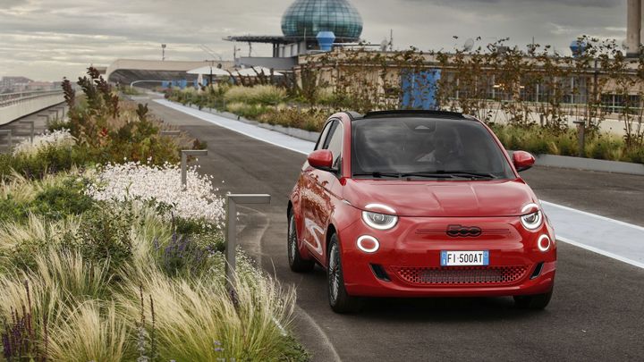 Z testovací dráhy na střeše automobilky je zahrada a ovál pro elektrokoloběžky; Zdroj foto: Fiat