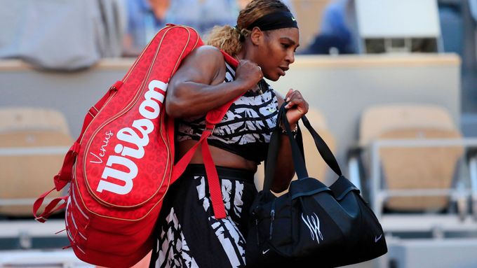 Serena Williamsová opouští kurt po porážce se Sofií Keninovou.