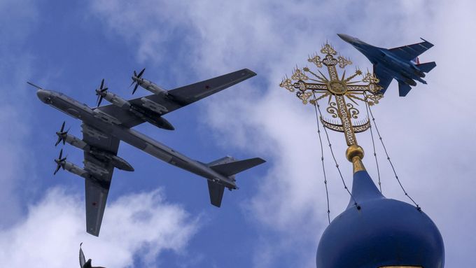 Tu-95MS vypouští střelu s plochou dráhou letu Ch-101.