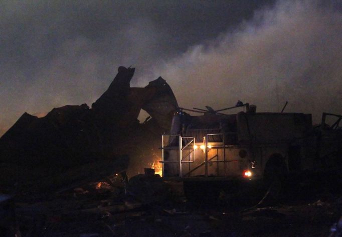 Samotnému výbuchu údajně předcházel požár, který sem přijeli hasit místní hasiči. Během hašení však došlo k ničivé detonaci. Na tomto snímku vidíte poničený hasičský vůz.