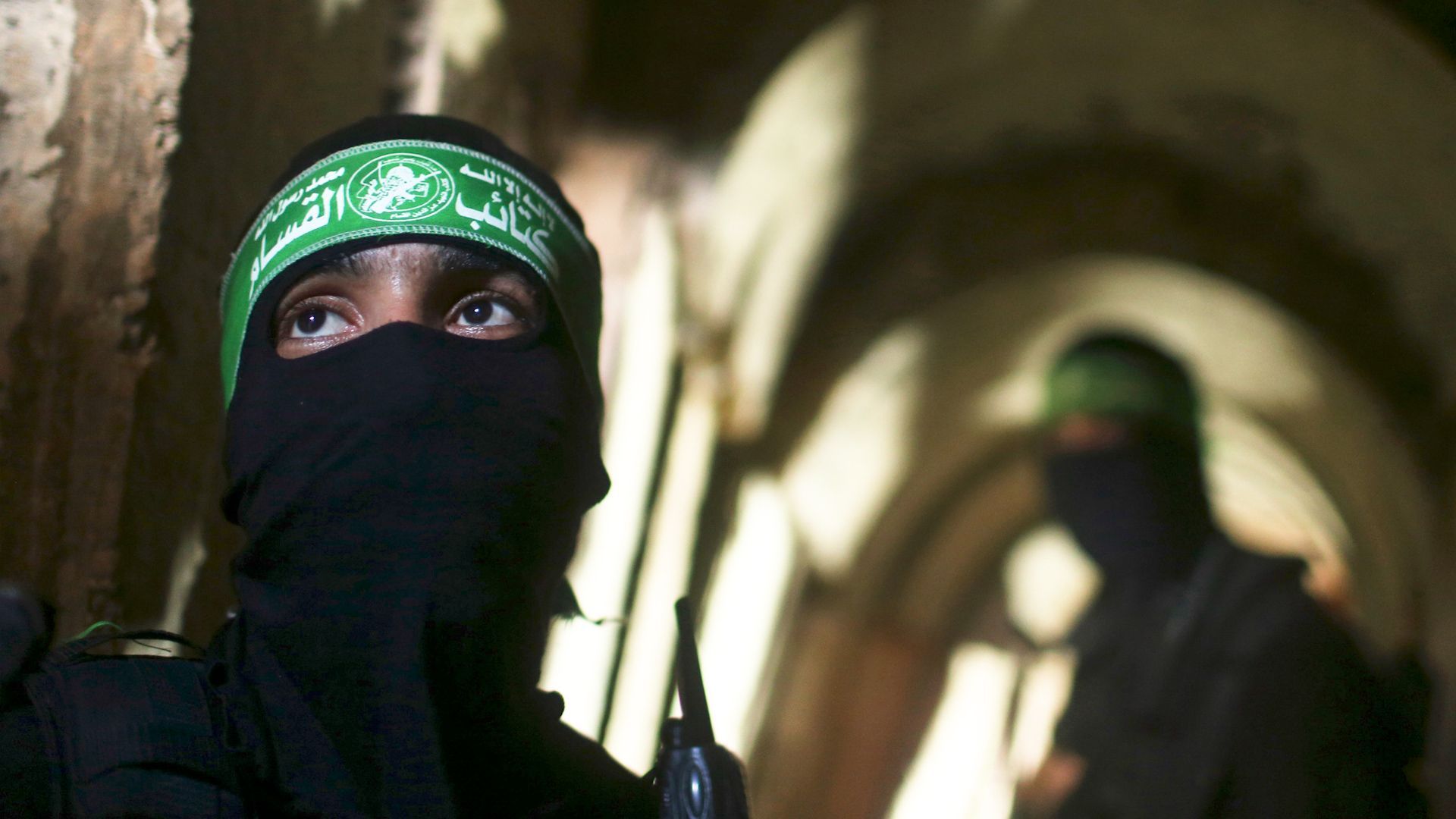 Člen Hamásu v tunelu pod Pásmem Gazy.