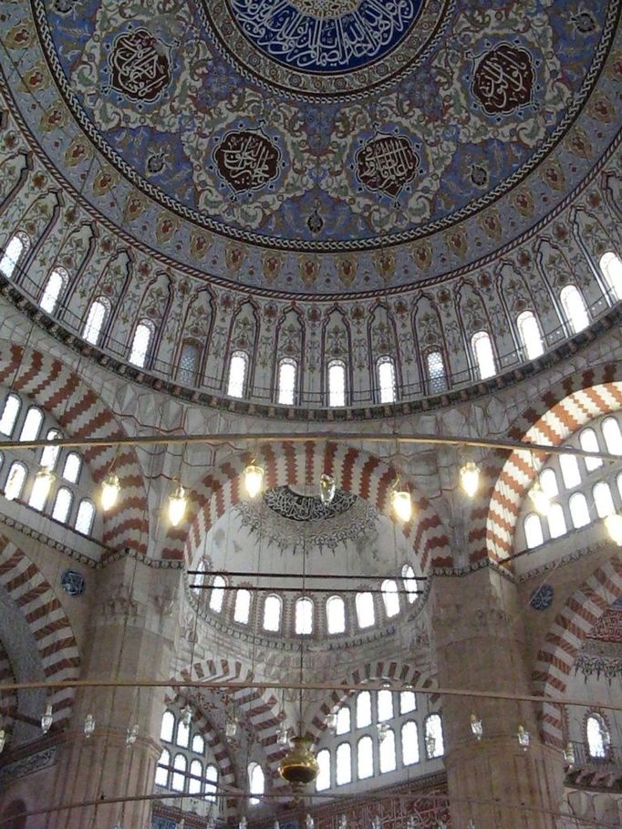 KULTURNÍ PAMÁTKA : Sülejmanova mešita v tureckém Edirne Autorem stavby je Sinan, zřejmě nejslavnější z osmanských architektů 16. století. Jím navržený komplex zahrnuje madrasu (islámskou školu), kryté tržiště, hodinovou věž, vnější nádvoří a knihovnu.