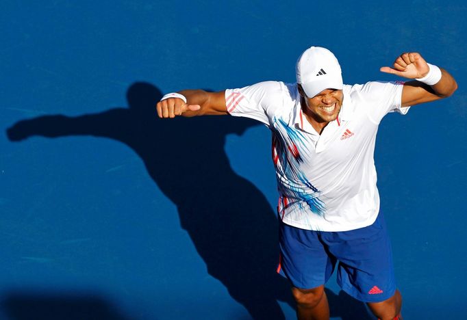 Jo Wilfried Tsonga se raduje z třísetové výhry nad Slovákem Karolem Beckem