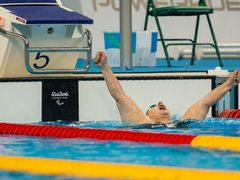 Běla Třebínová se po pauze vrátila znovu do bazénu a díky tomu získala Česká republika další dva cenné kovy z paralympijských her.