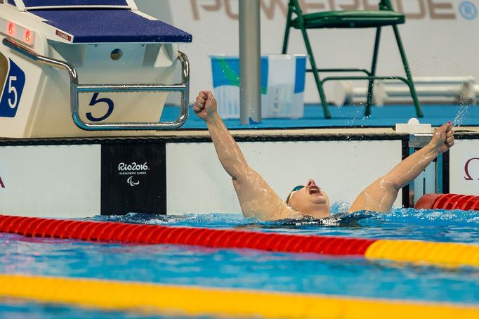 Běla Třebínová se po pauze vrátila znovu do bazénu a díky tomu získala Česká republika další dva cenné kovy z paralympijských her.